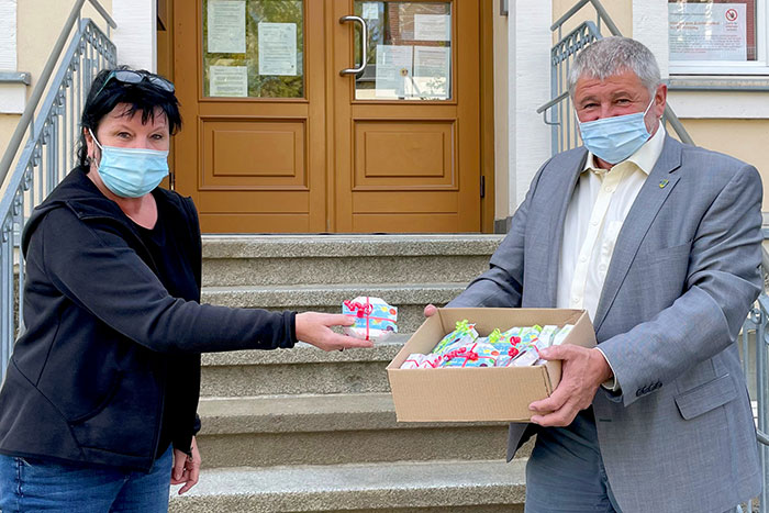 Die Leiterin der Kita „Hohwaldbienen“ Carola König nahm dieses Dankeschön vom Bürgermeister Peter Mühle gern entgegen