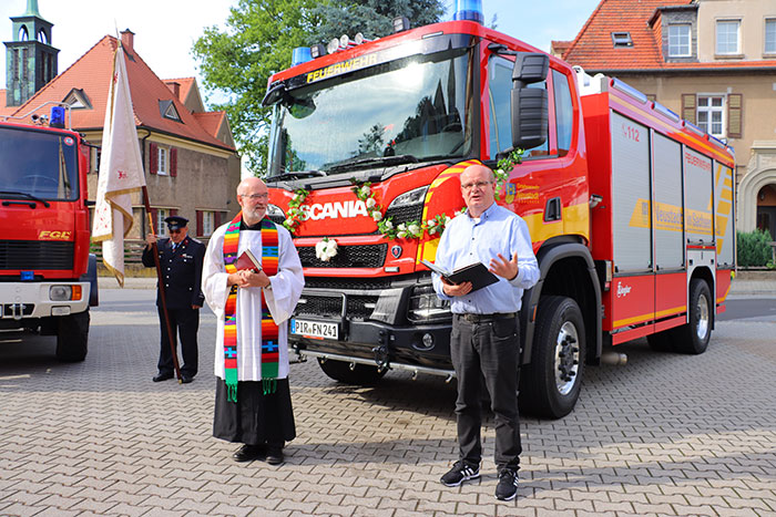 Fahrzeugweihe durch die Pfarrer Schellenberger (rechts) und Brendler (links)