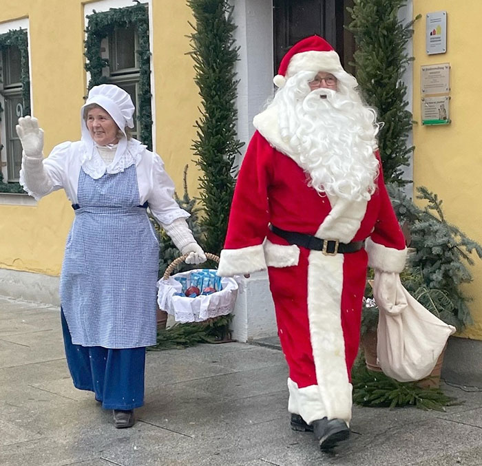  Der Weihnachtsmann und Frau Holle begrüßten alle Besucher