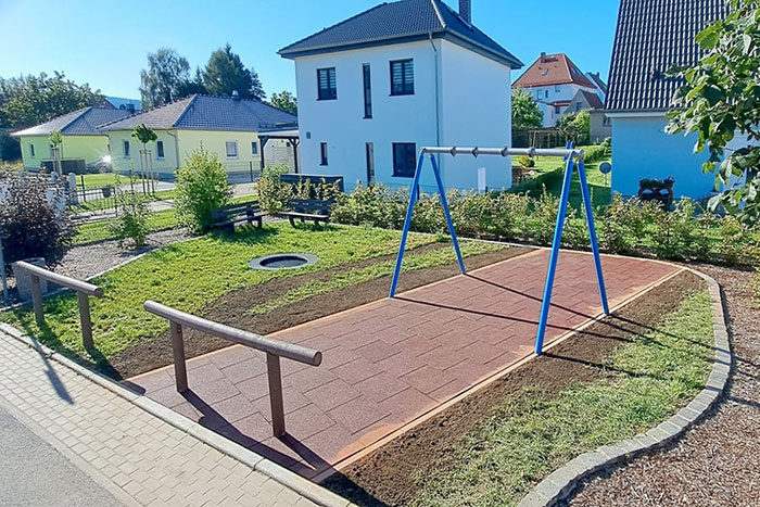    Fallschutz am Spielplatz Kastanienweg erneuert