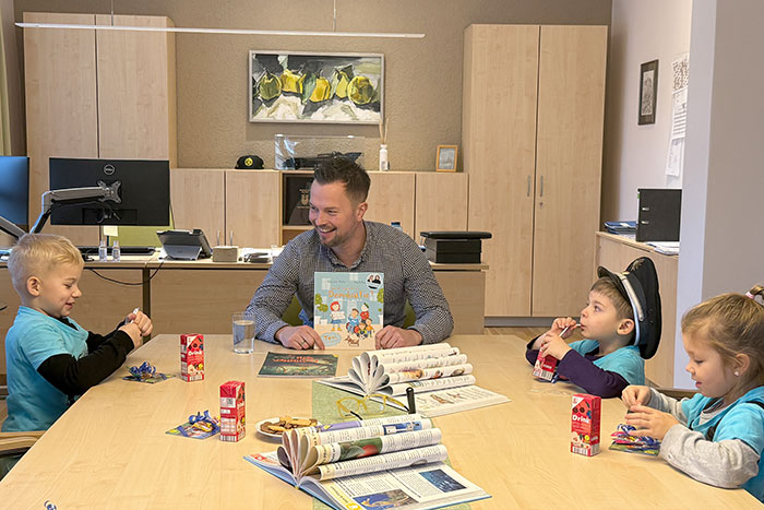 Bürgermeister Alexander Sachse liest den Kindern eine Geschichte vor Bürgermeister Alexander Sachse liest den Kindern eine Geschichte vor