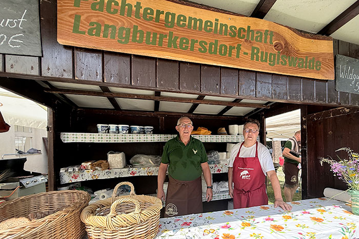 Verkaufsstand mit Wildgerichten Verkaufsstand mit Wildgerichten
